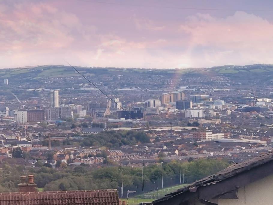 Spacious House City Skyline And Mountain Views Close Too Belfast Centre And Airports Free Parking Exteriér fotografie